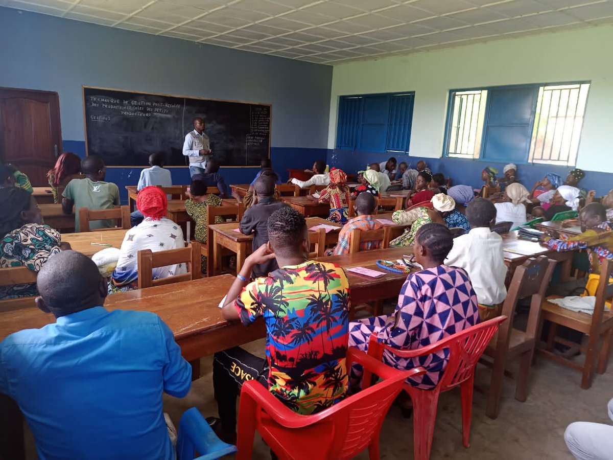 WFPDRC's tweet photo. 🤝 WFP &amp; @ADIJF1 are helping with training skills in Uvira, #DRC, introducing 1️⃣3️⃣5️⃣3️⃣smallholder farmers to post-harvest management and storage techniques to help reduce post-harvest losses and loss of income.

Thanks to @BMZ_Bund &amp; @KfW_FZ_int https://t.co/Gqe0r1fXaz