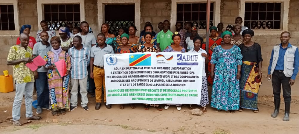WFPDRC's tweet photo. 🤝 WFP &amp; @ADIJF1 are helping with training skills in Uvira, #DRC, introducing 1️⃣3️⃣5️⃣3️⃣smallholder farmers to post-harvest management and storage techniques to help reduce post-harvest losses and loss of income.

Thanks to @BMZ_Bund &amp; @KfW_FZ_int https://t.co/Gqe0r1fXaz