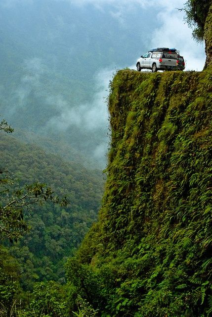 Sur le "Chemin de la mort"
Los Yungas, Bolivie
---
Cette route escarpée est maintenant réservée aux VTT.