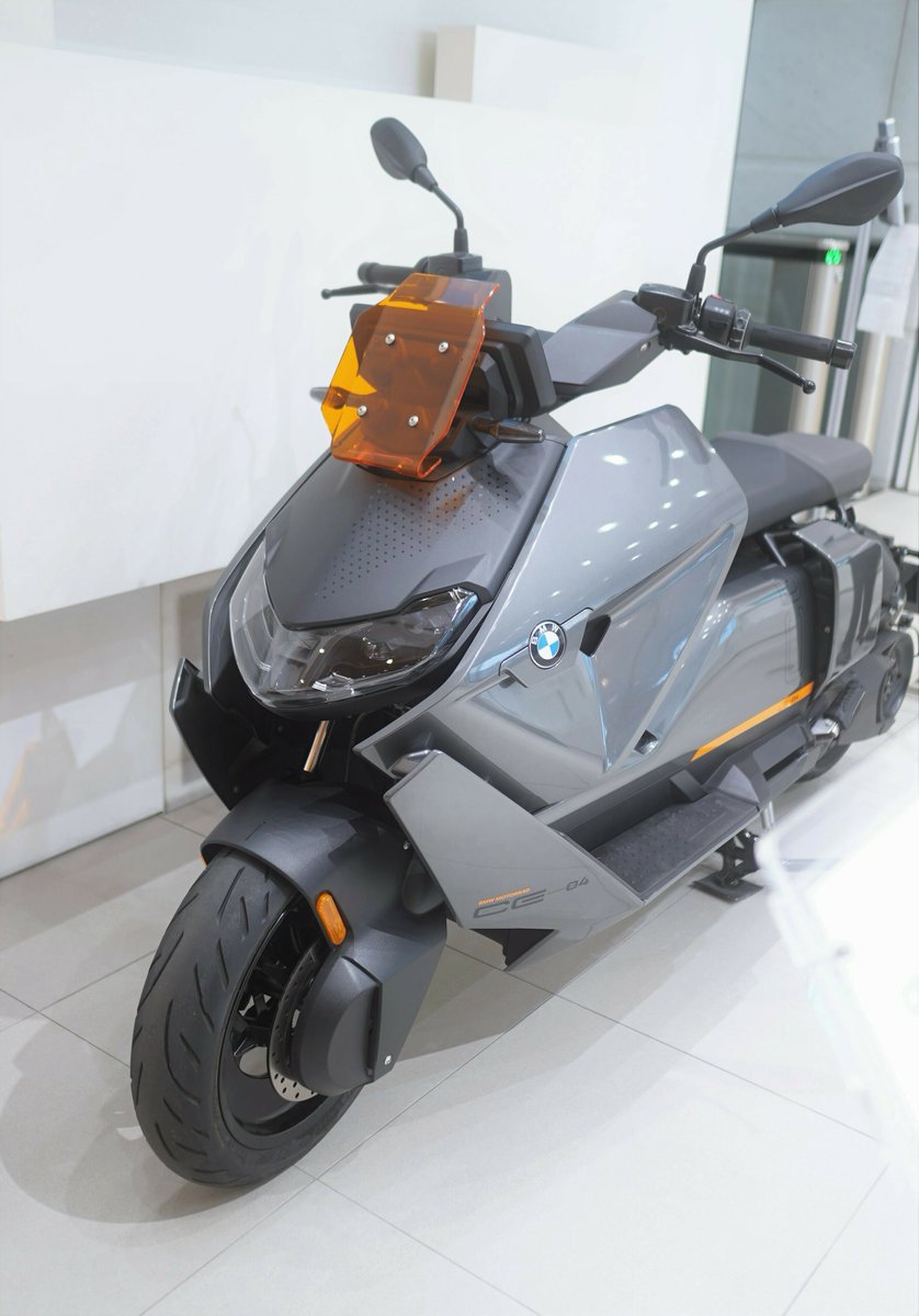 BoschJapan's tweet image. ＼ 展示開始 ／

2/28(火)まで、BMW Motorrad社の新型電動スクーター「CE 04」を @cafe1886_bosch で展示中！スマホ接続し、ナビや音楽等を運転しながら利用できるボッシュの「インテグレーテッド コネクティビティ クラスター」が搭載されています。「CE 04」のコンセプト「#PluggedToLife」を実現✨