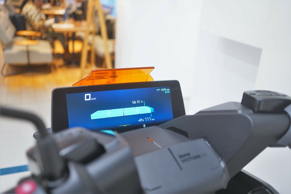 BoschJapan's tweet image. ＼ 展示開始 ／

2/28(火)まで、BMW Motorrad社の新型電動スクーター「CE 04」を @cafe1886_bosch で展示中！スマホ接続し、ナビや音楽等を運転しながら利用できるボッシュの「インテグレーテッド コネクティビティ クラスター」が搭載されています。「CE 04」のコンセプト「#PluggedToLife」を実現✨