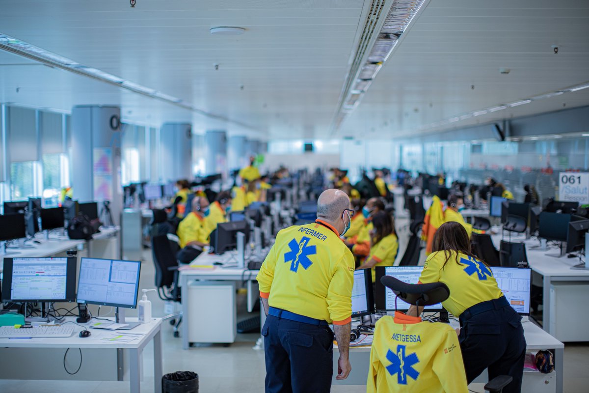 semgencat's tweet photo. Si has de trucar al 112, recorda que, mentre esperes que arribi l'ajuda, és important:

✔️ Posar en marxa les instruccions que t'hagin donat al telèfon.
✔️ Evitar moure la víctima si no es troba en perill.
✔️ Que algú surti a buscar l'ambulància, si hi ha algú més amb vosaltres. https://t.co/o7MKexLcMl