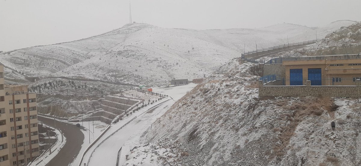 گفتن جمهوری اسلامی برف امسال رو نمیبینه... قدرتی خدا همییینجووور داره برف میاد...❄🌨