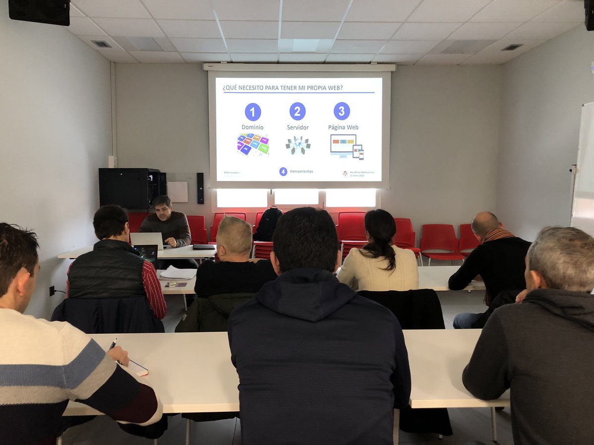 Hoy estamos de meetup en Irun #WordPress. Descubriendo las necesidades más básicas para crear tu propia página web, con Mikel Ecenarro 😍