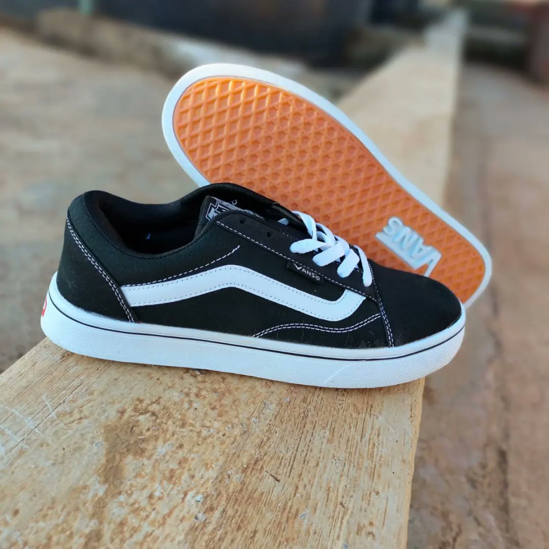 jabby_tuby's tweet photo. All you need is love (but a new pair of shoes never hurt anyone).
Get these original skater vans from #JtubyCollections only at Kshs 3000. 00.

Call/whatsap/text +254713002258 to place an order.
We deliver to your doorstep.
#JtubyCollections
#BuyWithUs https://t.co/z2lazxnb1o