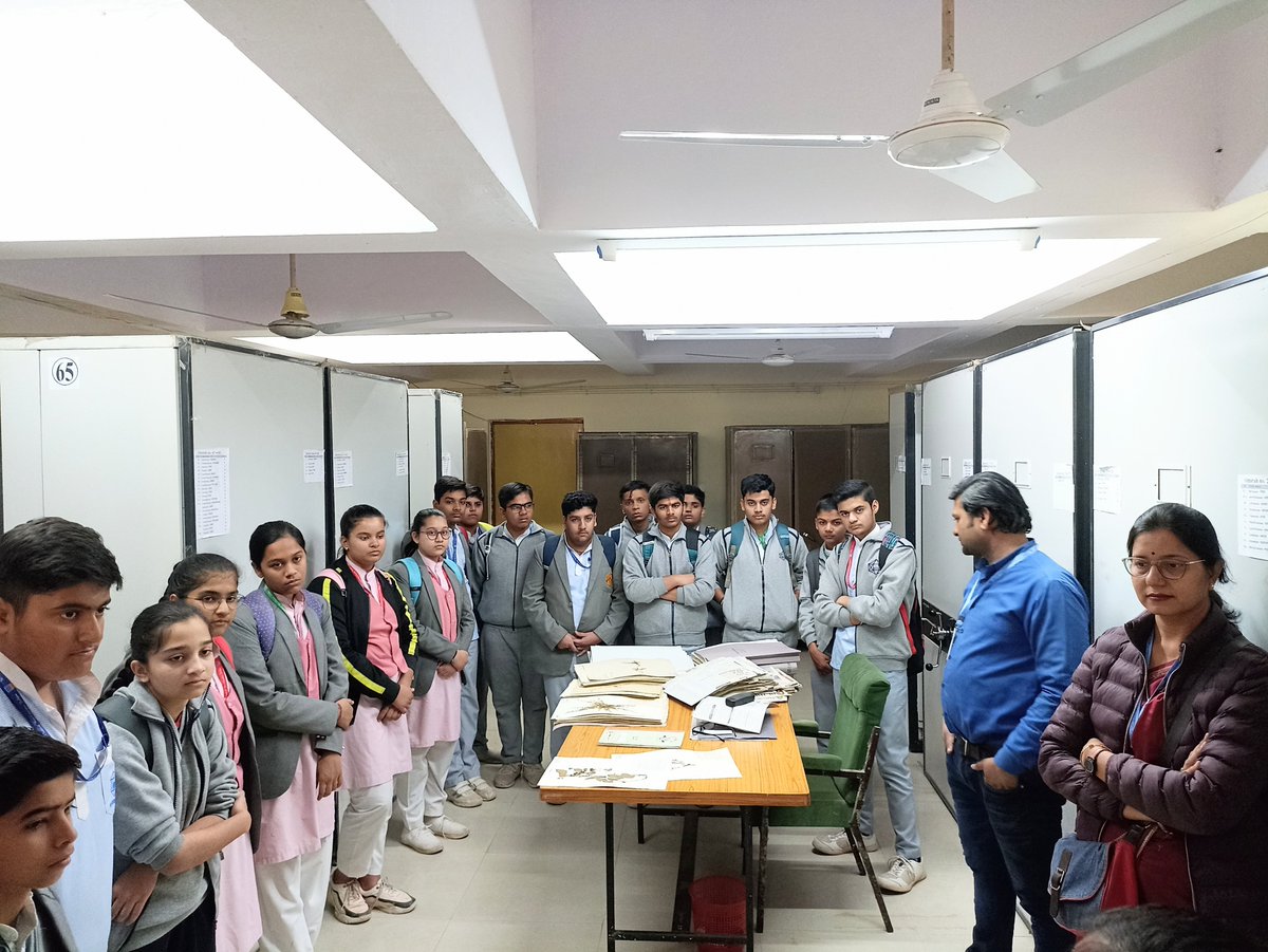 bsi_moefcc's tweet photo. A group of students and faculties of Sri Aurobindo Centre of New Education, #Jodhpur visited #AZRC on 09th &amp; 10th January 2023. Dr. S.L. Meena, Scientist “E” &amp; Head of Office welcomed all participants and gave a brief description of herbarium methodology. https://t.co/59F5mZR3gs