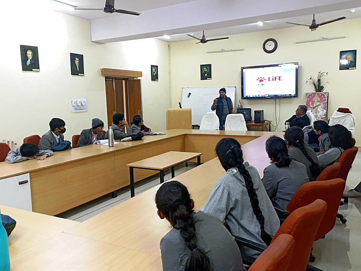 bsi_moefcc's tweet photo. A group of students and faculties of Sri Aurobindo Centre of New Education, #Jodhpur visited #AZRC on 09th &amp; 10th January 2023. Dr. S.L. Meena, Scientist “E” &amp; Head of Office welcomed all participants and gave a brief description of herbarium methodology. https://t.co/59F5mZR3gs