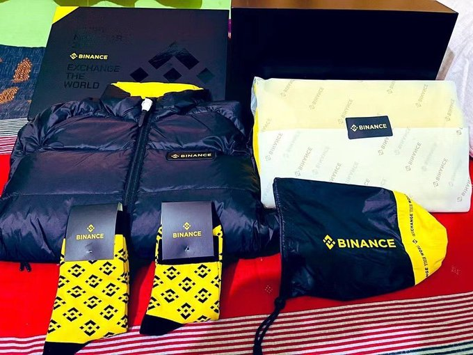 pupupuu11's tweet photo. 🎁 好啦，小伙伴们，币安新年礼盒来了~
感谢@binance和@sisibinance
🎁 羽绒服礼盒2套 🎁
今年的冬天因为熊市显得更加冷了呢，不过没关系，有币安羽绒服
希望和你一起度过这个温暖的冬天，然后迎接属于我们的春天~
抽奖规则很简单：
1⃣ 关注@binance +@sisibinance
2⃣ 关注点赞+转推即可 https://t.co/zWjeHrndGb