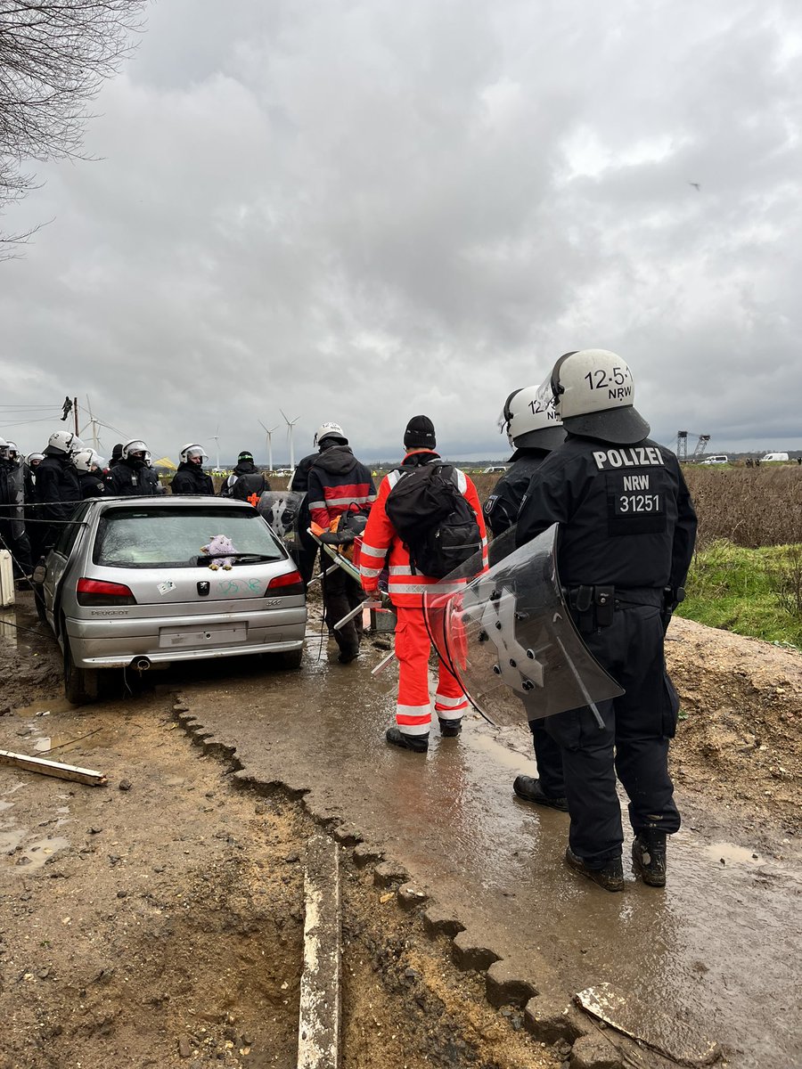 Das ist skandalös: die Polizei entfernt die Sanis. Jetzt sind verletzte Besetzer*innen auf sich gestellt. #Lützerath