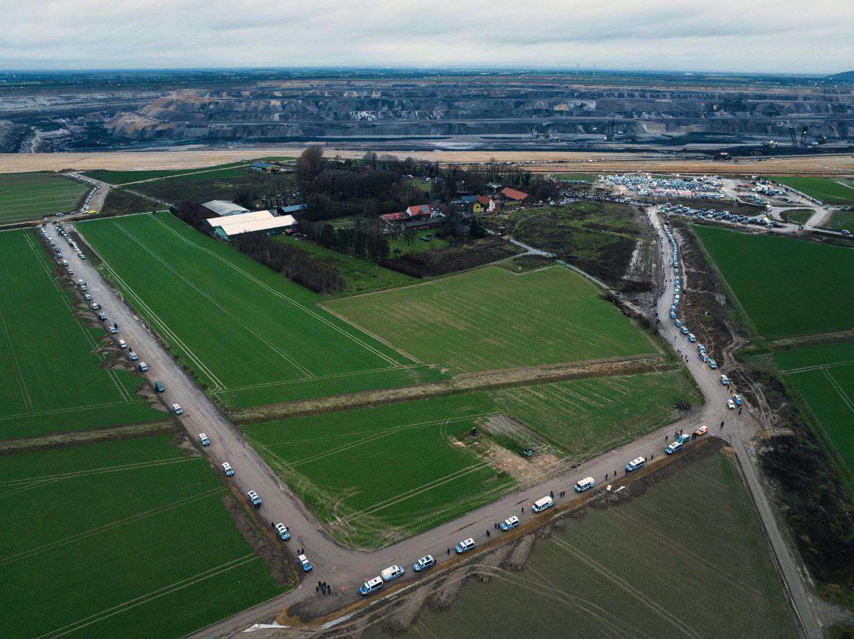 "RT <a href="/LuetziTicker22/">Aktionsticker Lützerath</a>: [09:34] Ganz #Lützerath ist von Polizei Wannen umstellt! Ganz Lützerath? Vielleicht findet irgendwer ja noch einen Durchschlupf 😉 "
