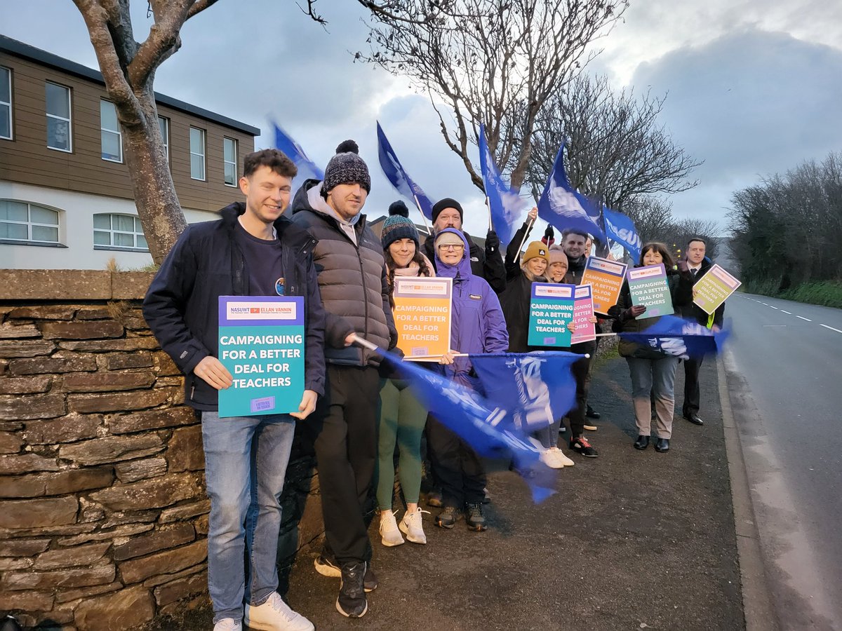 Members at QEII on the picket line this morning. 

Teachers just want pay & conditions that will support them to continue in the job & ensure we can recruit the teachers we need for the future.  #betterdealforteachers #isleofman #iom