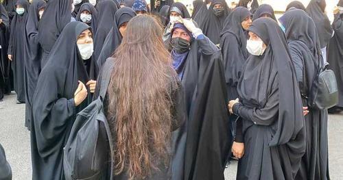 Limportant_fr's tweet image. Iran : la police a reçu l'ordre de traiter «fermement» les femmes qui ne portent pas le hijab obligatoire en public limportant.fr/infos-iran-/13… @IranWireEnglish