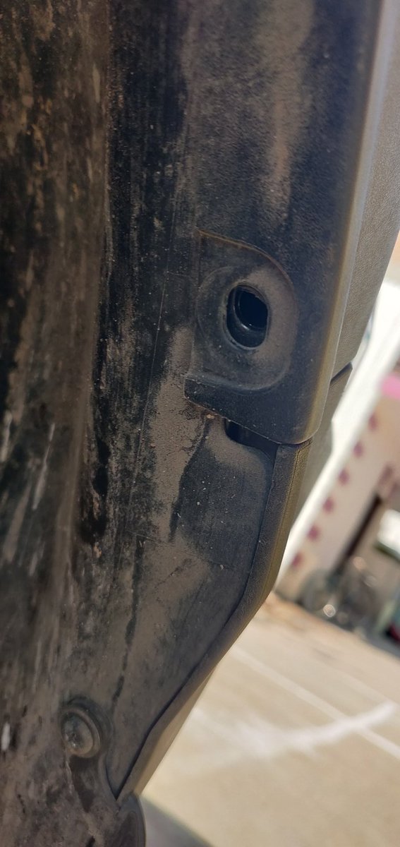 HgGIRI's tweet photo. I had a very bad experience with xuv300 service and body part repairment. Mentioning below points and sharing pictures with proof of what I have faced even visiting multiple time on my own expenses, not screwed, rusted tyres rims and disc, broken parts @18002096006 https://t.co/L0LywFJdv0
