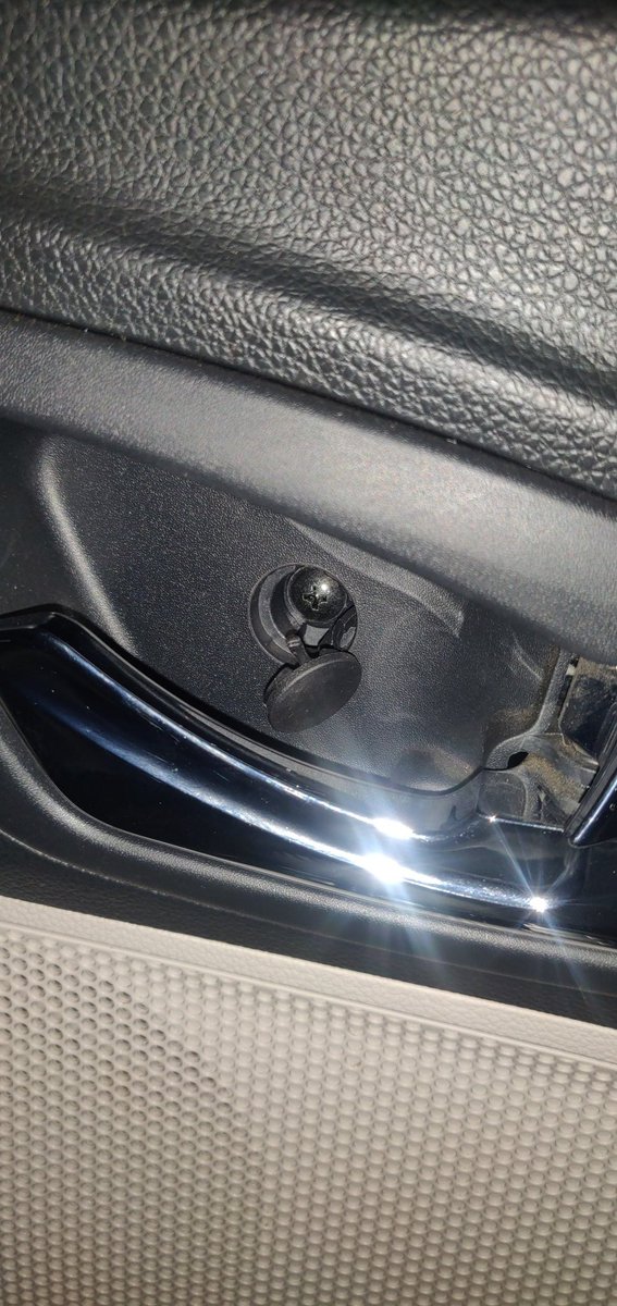 HgGIRI's tweet photo. I had a very bad experience with xuv300 service and body part repairment. Mentioning below points and sharing pictures with proof of what I have faced even visiting multiple time on my own expenses, not screwed, rusted tyres rims and disc, broken parts @18002096006 https://t.co/L0LywFJdv0