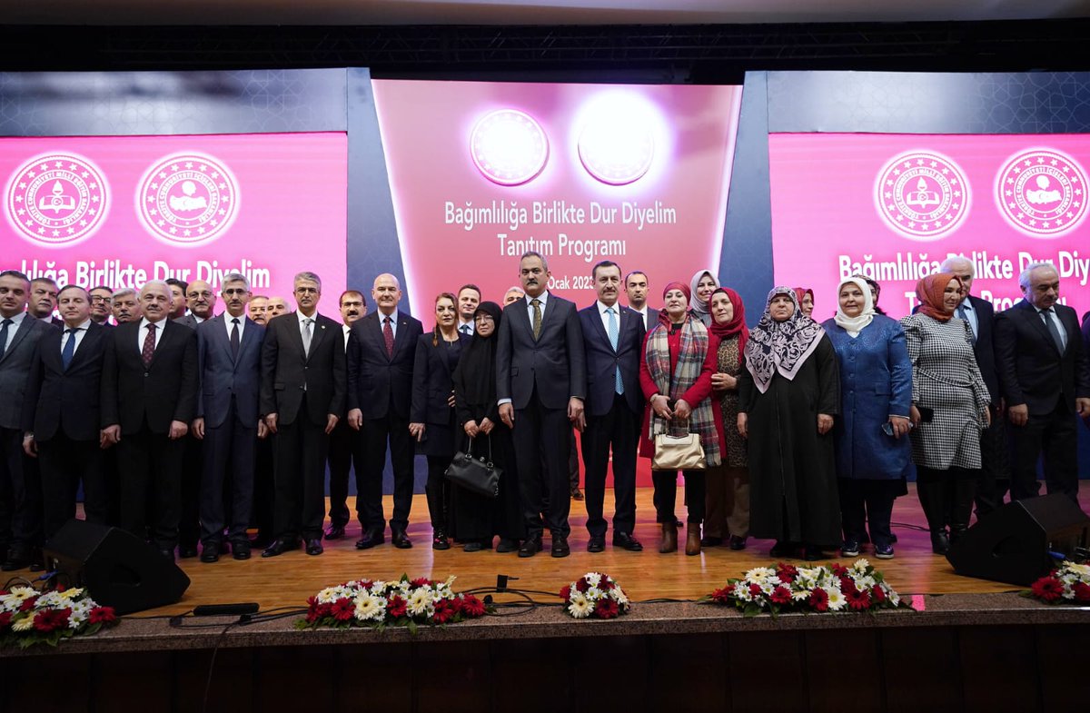 tcmeb's tweet photo. Bakanımız Mahmut Özer, İçişleri Bakanı @suleymansoylu ile Birlikte “Bağımlılığa Birlikte Dur Diyelim” Tanıtım Programı'na Katıldı

“Şubatın sonuna kadar 19 milyon öğrenci ve 1 milyon 200 bin öğretmenimizin tamamıyla 5 milyon velimize ulaşacağız.”

https://t.co/079mThywBK https://t.co/talu3meqhs