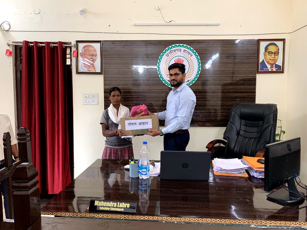 MoHFW_INDIA's tweet photo. #Chhattisgarh के सुकमा जिले के तहसीलदार श्री महेन्द्र लहारे, @SukmaDist द्वारा फूड बास्केट वितरण कर लोगों को #TBMuktBharatAbhiyaan से जोड़ कर #NikshayMitra बनने के लिए प्रोत्साहित किया गया। #EndTB https://t.co/mxo5zvhxKo