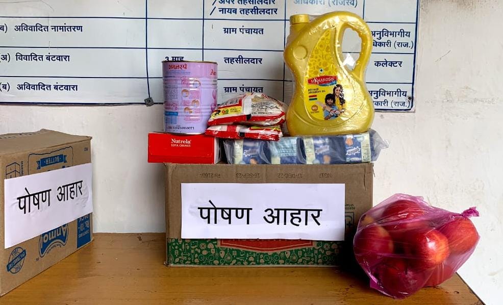 MoHFW_INDIA's tweet photo. #Chhattisgarh के सुकमा जिले के तहसीलदार श्री महेन्द्र लहारे, @SukmaDist द्वारा फूड बास्केट वितरण कर लोगों को #TBMuktBharatAbhiyaan से जोड़ कर #NikshayMitra बनने के लिए प्रोत्साहित किया गया। #EndTB https://t.co/mxo5zvhxKo