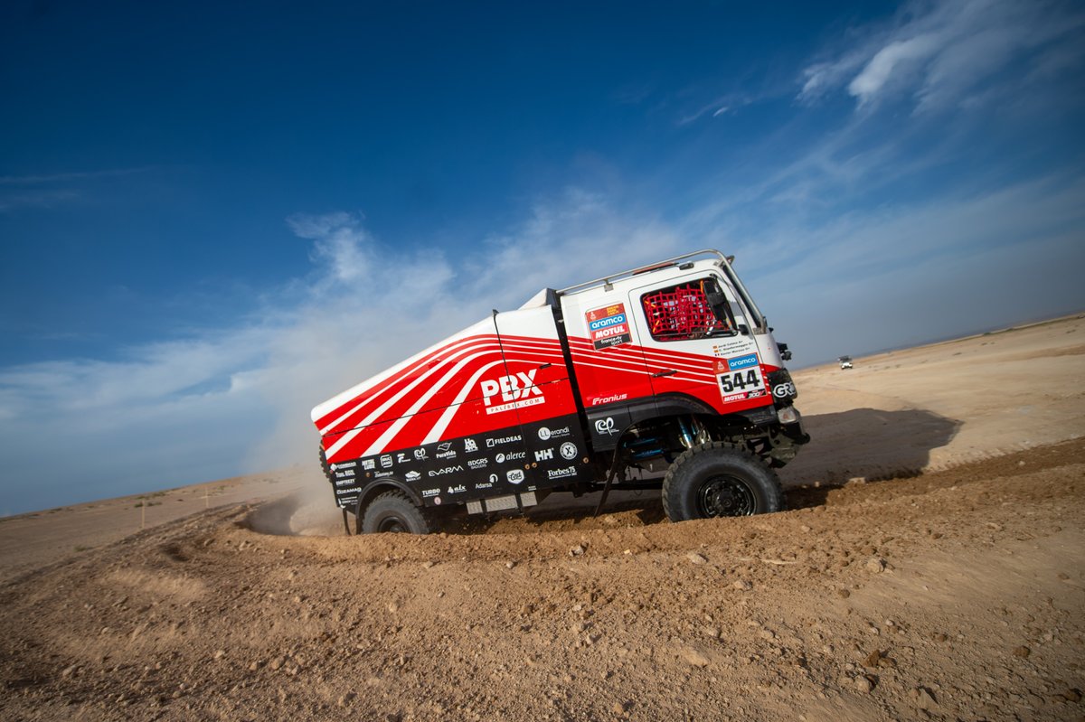 grupoadarsa's tweet photo. #PBXdakarTeam #Dakar2023 I El PBX Dakar Team siempre está dispuesto a darlo todo en el @dakar 
Asistencia, trabajo y esfuerzo incondicional. ADN @Palibex ¡Vamos equipo! 💪🔴⚪️

 #dakar2023 #Dakar #pbxdakarteam #ArabiaSaudita  #Adarsa #MercedesBenz #Palibex #DakarRally https://t.co/Aw1J99MNz6
