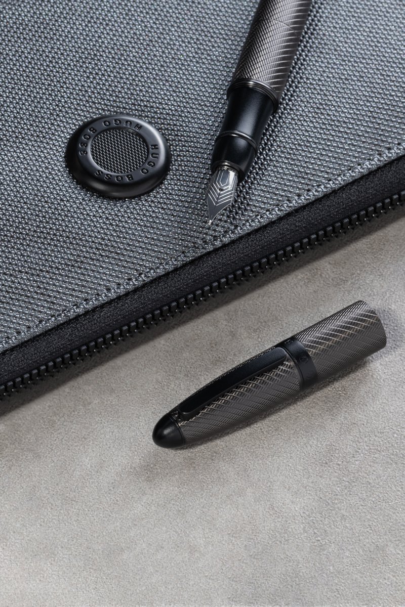 b2bgifts's tweet photo. Playing with an optical illusion, the "Oval" fountain pen is subtle and innovative. Each piece is delicately crafted with a refined sequenced graphic dark chrome engraving.
https://t.co/BGU6l8vLZl
#hugoboss #hugobosspen #oval #writinginstruments #folders #conferencefolder #gifts https://t.co/6b0jH8zUsJ