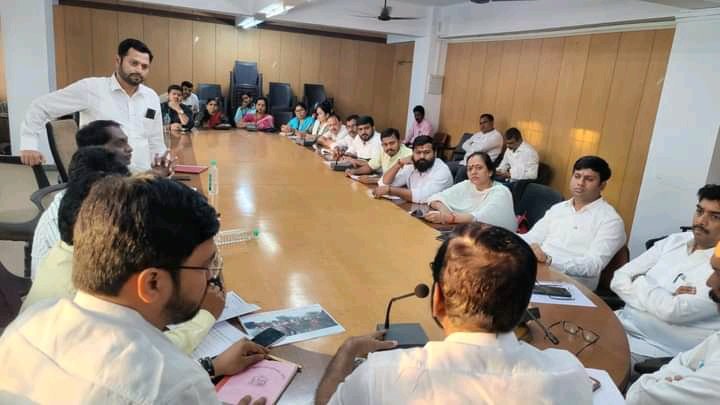 SachinShingare_'s tweet photo. BJP MLA Sanjay Kelkarji met with TMC Majiwada Manpada Ward Officers and BJP leaders to discuss issues. We also asked TMC officers to quickly resolve the issues faced by local citizens of Majiwada, Balkum, dhokali &amp; Kolshet. #mumbai #thane https://t.co/GpdOCUzJaV