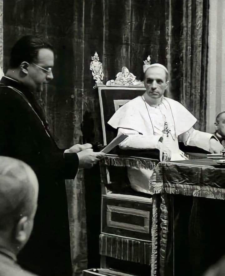 1951. El sacerdote belga Georges Lemaître explicando en público su recién propuesta "Teoría del Big Bang" al Papa Pío XII. Como dato curioso el famoso científico Albert Einstein estuvo entre la audiencia.