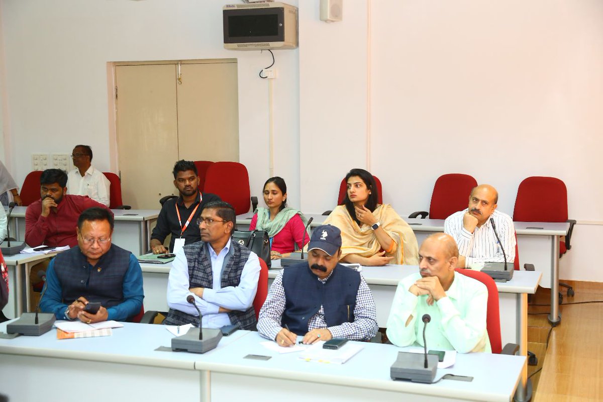 MYBharatHQ's tweet photo. #NYF2023 preparations are in full swing. 

YAS Secretary Mrs. Meeta Rajiv Lochan(@meetarajiv) and YAS JS Shri Nitesh Kumar Mishra(@NITKM2021), motivates the officers for the National Youth Festival preparations.

#NYKSYouthFestival #NationlYouthFestival #Youth https://t.co/pNzX8MhKXe