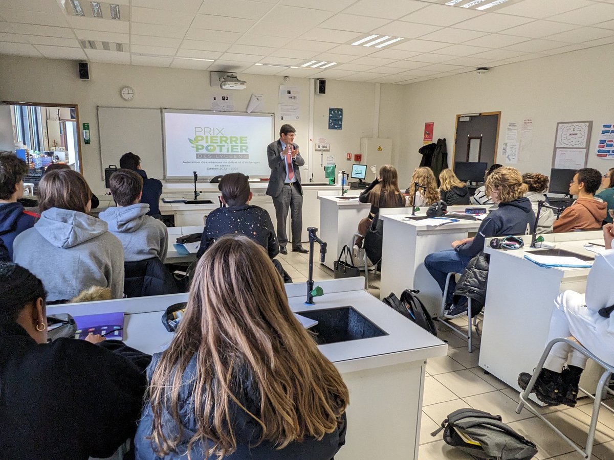 FranceChimie's tweet photo. + de 250 interventions d'industriels ont lieu en ce moment dans des classes partout en 🇨🇵 dans le cadre du #PrixPierrePotier des lycéens
(Ici, Luc Benoit-Cattin, président de France Chimie, dialogue avec une classe de 1ère à Arpajon)
Pour en savoir + 👉 https://t.co/2YWEdZpQoH https://t.co/mGbvA7I5zu