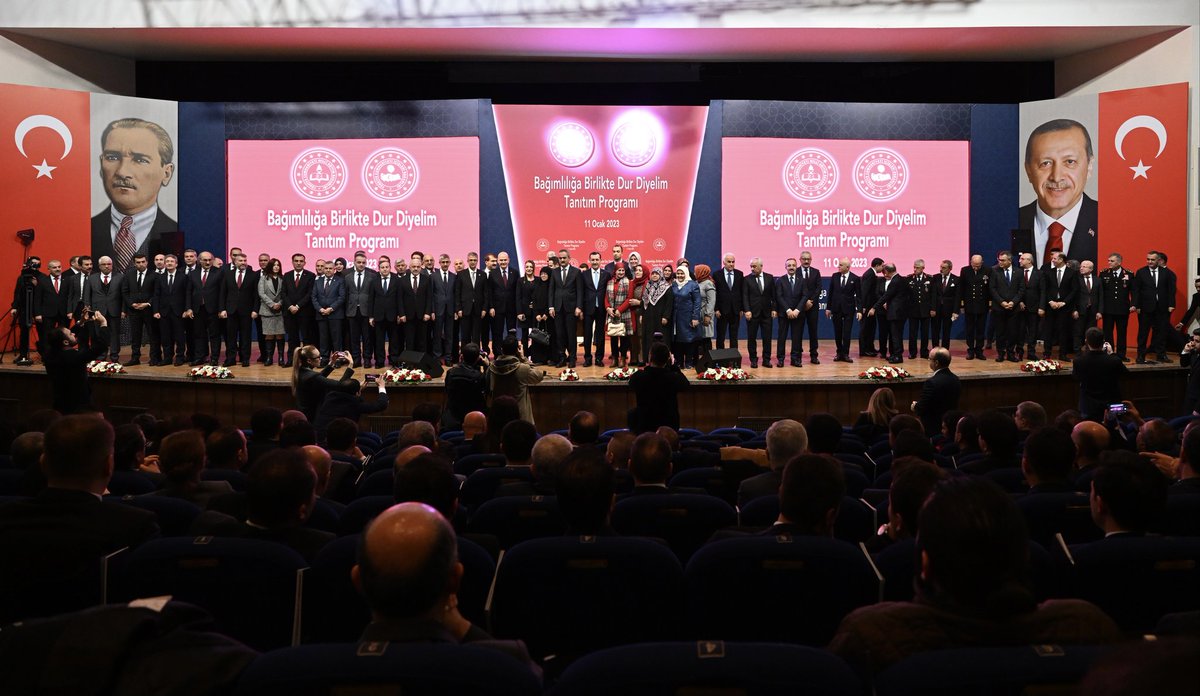 suleymansoylu's tweet photo. Yapacağımız iş, hem kendi çocuklarımızı hem dünya çocuklarını kendi anlayışımızla bezemek ve medeniyetimizin kodlarını dünyaya nakşetmektir.

Uyuşturucuyla mücadelemizde ipin ucunu yakaladık.
Biz, uyuşturucuyu yenecek ve mağlup edeceğiz, dünya da bizi parmakla gösterecek

@tcmeb https://t.co/b7DozJtKjE
