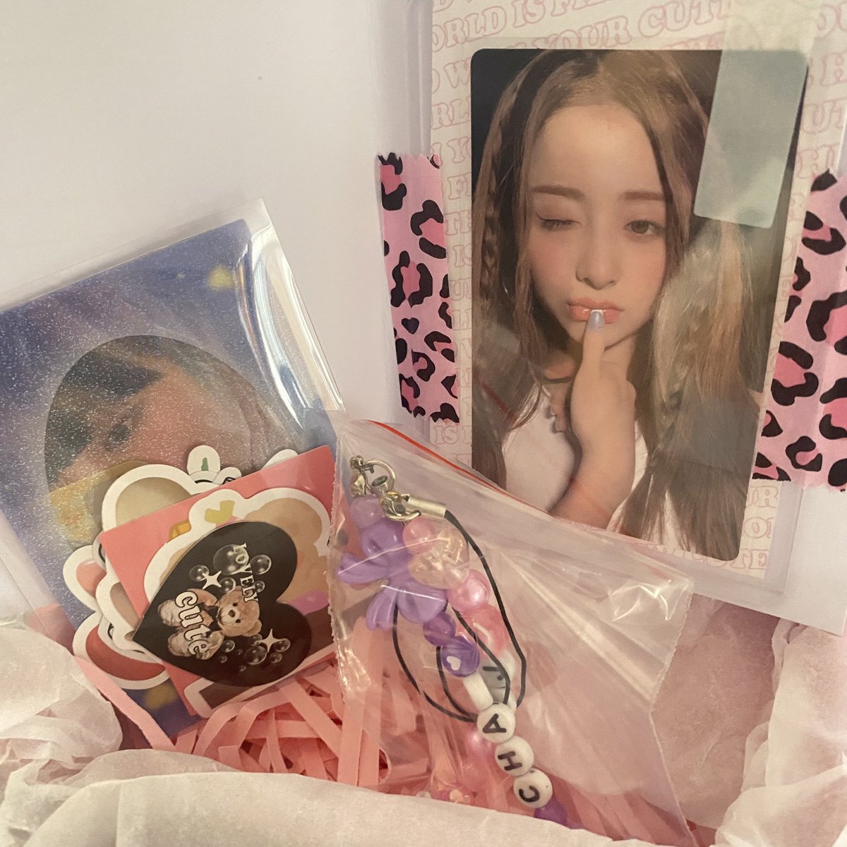 sselerafim's tweet photo. . . . 📨 #fimails 

yunjin arrived! thank you @issascart for the assistance and for always being responsive to my questions. very generous with the freebies and cute packaging too 🙏 https://t.co/UzLMpmZTBM