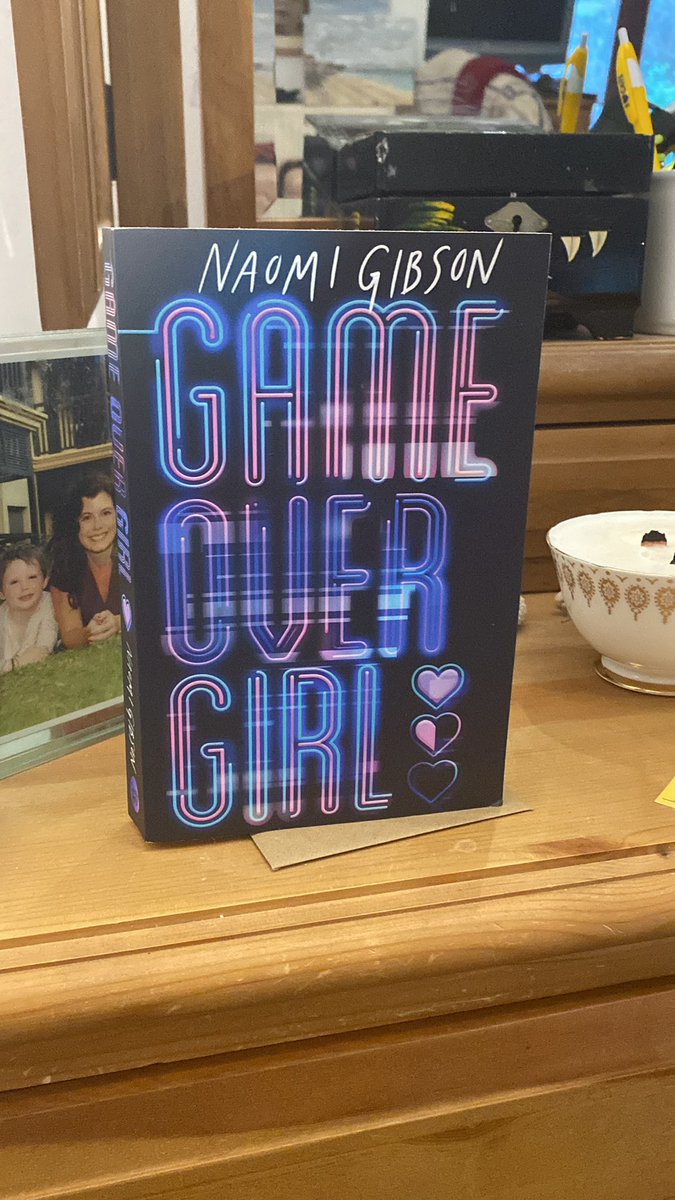 BryonyPearce's tweet photo. Did not end the way I thought! Love the unexpectedness of this book. Brilliantly written, twisty exploration of mental health - golden child, scapegoat, consequences of abuse and a technological twist. Trust no-one! Itβs a Landslide! @naomigwrites #gameovergirl @chickenhouseuk https://t.co/zUiIvuwD0Q