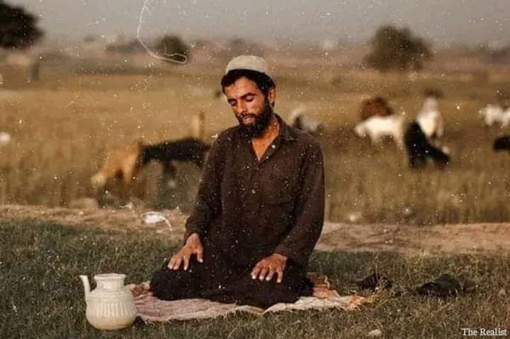 دو عالم سے کرتی ہے بیگانہ دل کو ...
عجب    چیز    ہے   لذتِ   آشنائی ...

علامہ محمد اقبالؒ

#اغوش_ادب
#ملنگ