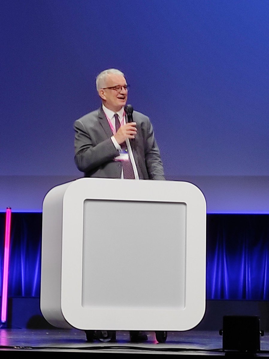 Journée nationale de la démarche prospective de <a href="/EnsCatho/">Enseignement catho</a>. 400 personnes réunies à la cité des sciences.