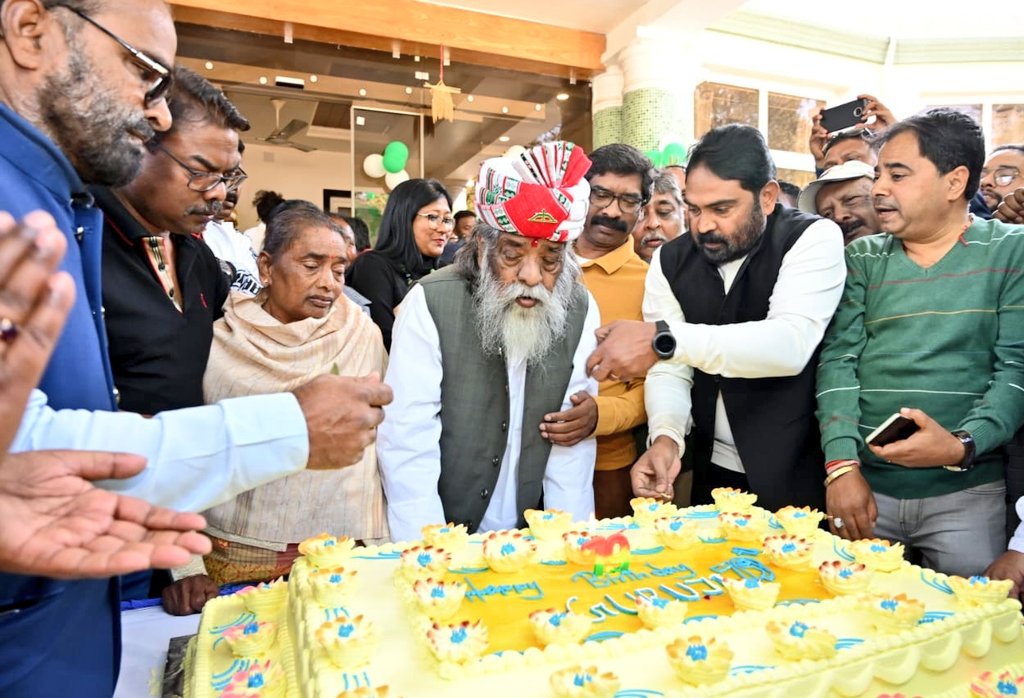 शिबू सोरेन ने केक काटकर मनाया जन्मदिन - Shibu Soren celebrated his birthday by cutting the cake