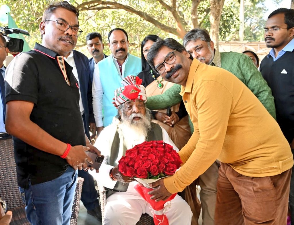 शिबू सोरेन ने केक काटकर मनाया जन्मदिन - Shibu Soren celebrated his birthday by cutting the cake