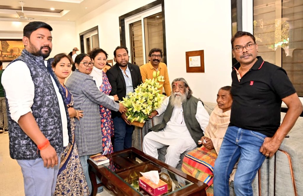 शिबू सोरेन ने केक काटकर मनाया जन्मदिन - Shibu Soren celebrated his birthday by cutting the cake