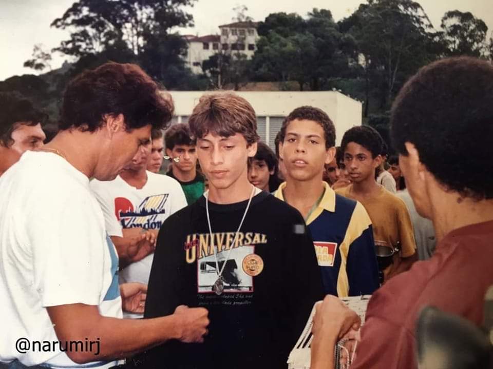 Brasserpod's tweet photo. Mange spørger hvor populær Roberto Dinamite var.
Disse billeder forklarer det hele. En autograf skrivning for cirka 35 år siden i São Cristóvão. Tjek den unge mand som er nummer 2 i køen som vil have en krusedulle fra sit store idol.
Kan I gætte hvem det er?
#RobertoDinamite 🇧🇷⚽ https://t.co/0DNBDLRZY5