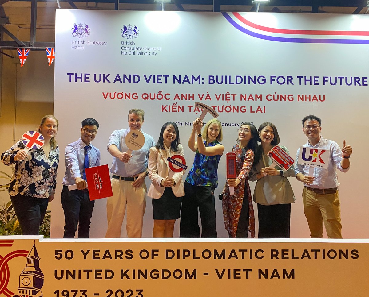 Celebrating 5 decades of @UKinVietnam 🇬🇧🇻🇳 OUCRU is a great example of UK & Vietnam working together to further education & health innovations. Pictured here are all the proud @CheveningFCDO scholars currently working at OUCRU Ho Chi Minh! @ThwaitesGuy @CLThwaites @Katrina_Mindy