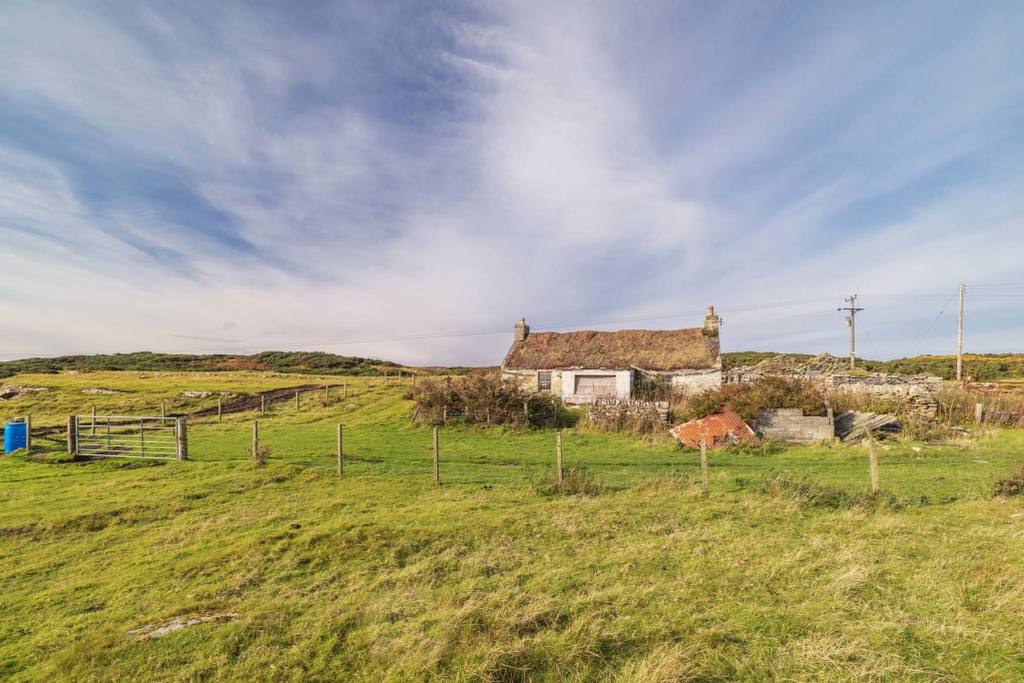 McEwanFraser's tweet photo. 📍 Decrofted Plot with thatched cottage (0.13 Hectare/0.32 acre),Caithness,KW1

▪️ Offers over £55,000
▪️ Plot of Land

➡️ https://t.co/JHV5jAs97d

For more information or to arrange a viewing:
📱 DM or WhatsApp us
☎️ Inverness 01463 211 116
📧 viewings@mcewanfraserlegal.co.uk https://t.co/G9y3v32kVz