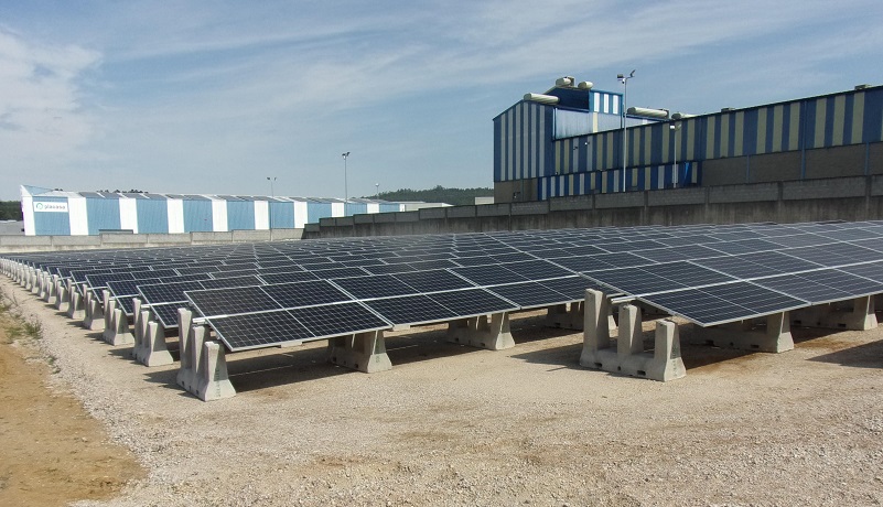 carballo_gal's tweet photo. A suba dos prezos da enerxía está a impulsar o uso da enerxía solar nos fogares e nas empresas. En Carballo tramitáronse o ano pasado 19 solicitudes de instalacións fotovoltaicas para autoconsumo, máis do dobre que no 2021. Contámosvos máis cousas aquí 👉 https://t.co/l4XvfkbJBb https://t.co/jMGY3c7Gfk