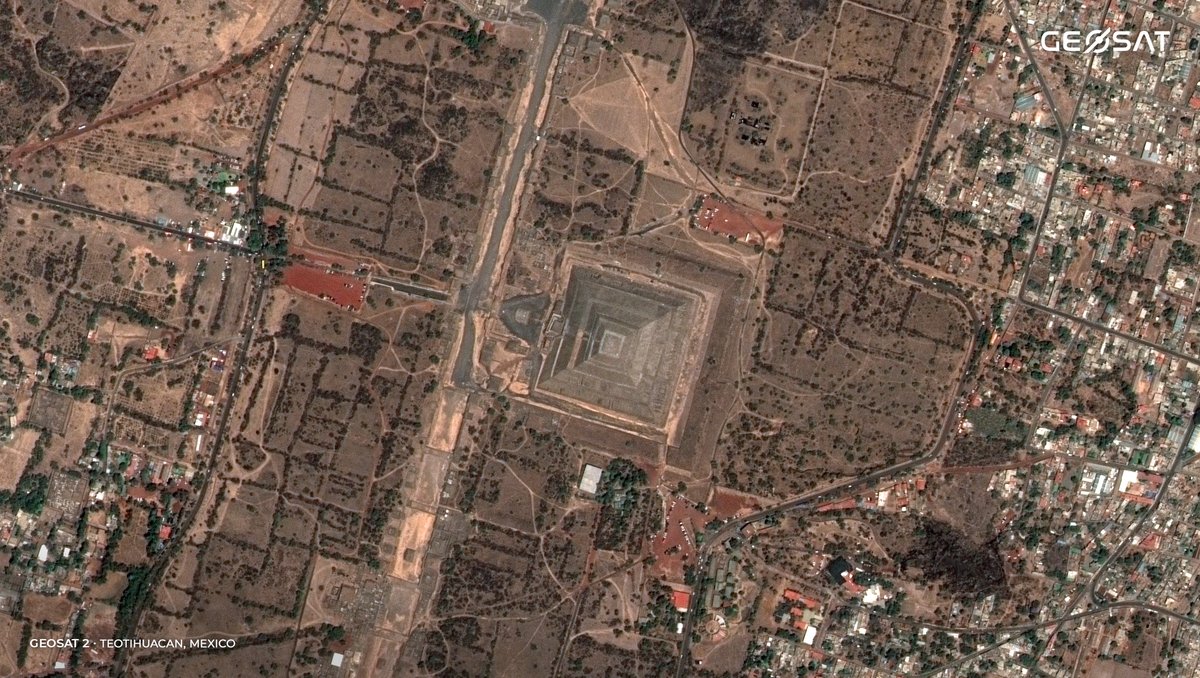 geosat_space's tweet photo. The #PyramidoftheSun is the most important structure within the #Teotihuacan Archaeological Ensemble in Mexico. It was built between the years 1 and 150 of our era and is the third largest #pyramid of the pre-Hispanic era measuring about 65 meters high.
#Monuments https://t.co/TkBlW9ncPA