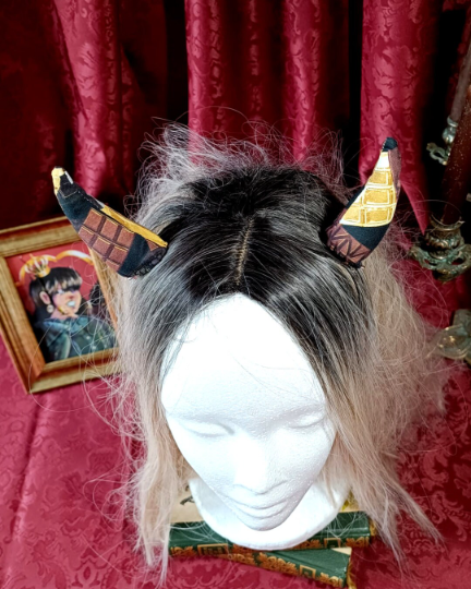Lechatetrange's tweet photo. ¿Te encantan los cuernos y quieres llevar los más dulces?
¡Con chocolat horns puedes hacerlo!
Obtén este complemento en nuestra página de Etsy
https://t.co/xs0T67nWel https://t.co/QkCQkcKAmO