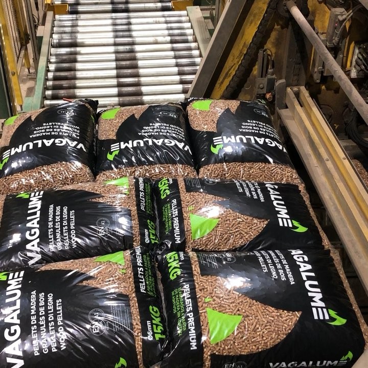 PelletsPremium's tweet photo. 🚛  El Pellet Vagalume es energía KM0. Apostamos por el suministro de proximidad, con las menores emisiones y con la excelencia como meta 🤝
📍 Estamos presentes en varios países de la 🇪🇺, sobre todo en el noroeste de la península ibérica  ☎️
#Biomasa #pellets #bioenergia https://t.co/ajtV13f58J