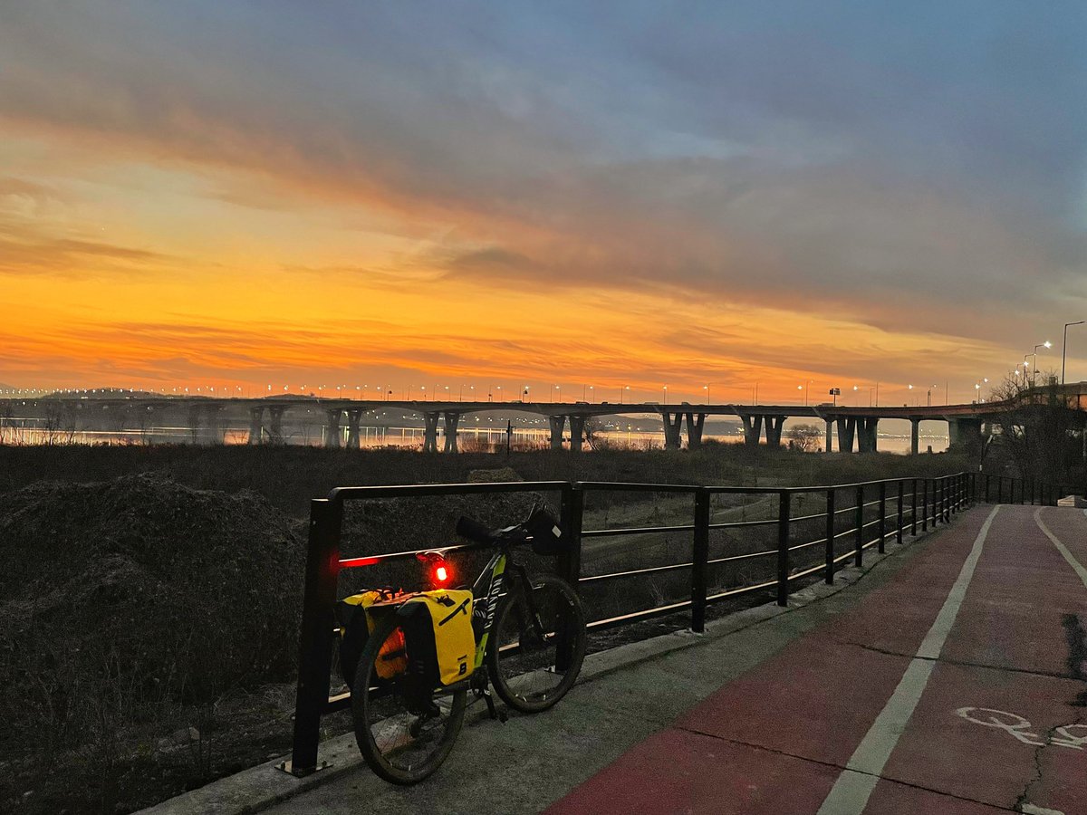 dragonkeem's tweet photo. 퇴근길
#canyonbicycles #exceed #comute #bikepacking #goyang #subzerotemps #sunrise https://t.co/MVLGrq1HER