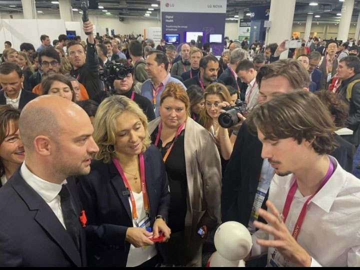 [BACK FROM #CES2023]

Stunning attendance for startup <a href="/EmobotRobot/">Emobot</a> founded by three engineering students: Tanel Petelot, Samuel Lerman and Antony Perzo along with Pr Renaud Séguier

🟣 An astounding little bot able to detect behavioral breakdowns upstream and to send an alert