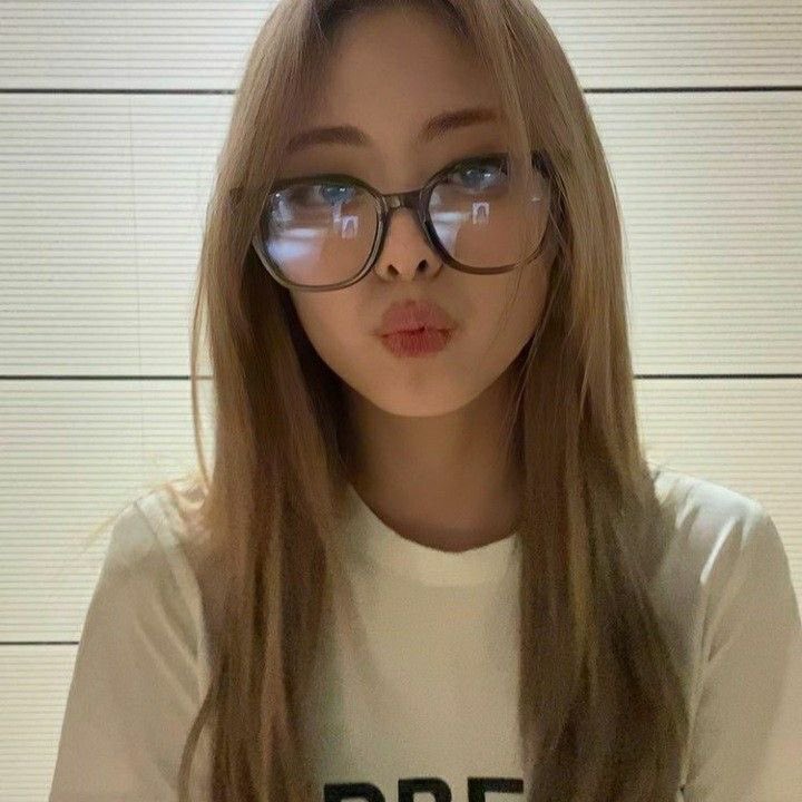thinkitzy's tweet image. blonde yuna in glasses is elite