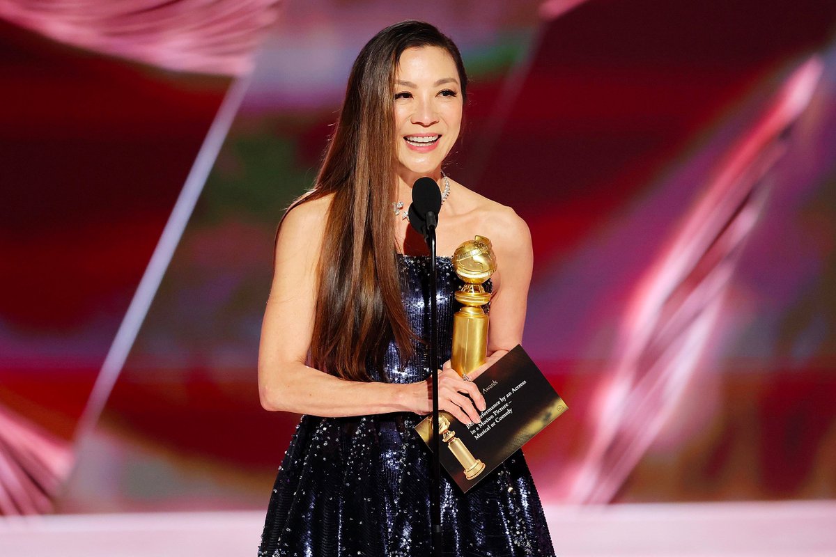 richardker's tweet photo. "You speak English!" someone once made fun of her.
Then a back injury destroyed her dream to open a dance studio.
But today, she's Malaysia's first Golden Globe award winner.
This is the inspiring story of Tan Sri Dato' Seri Michelle Yeoh. 🇲🇾🥹 https://t.co/8Na8Y3UoX9