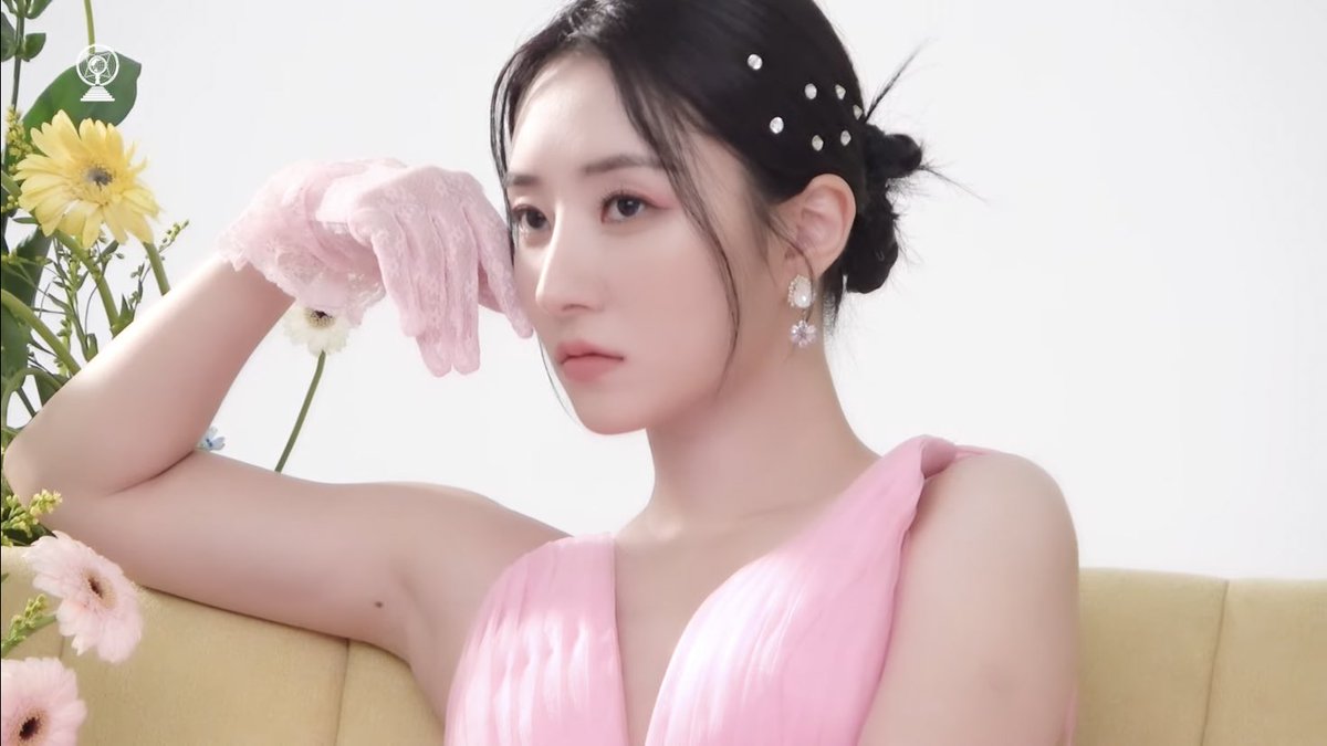 borarchives's tweet photo. the fairy queen is stunning 😔 https://t.co/X9ReJz8p57