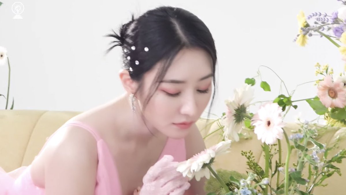 borarchives's tweet photo. the fairy queen is stunning 😔 https://t.co/X9ReJz8p57