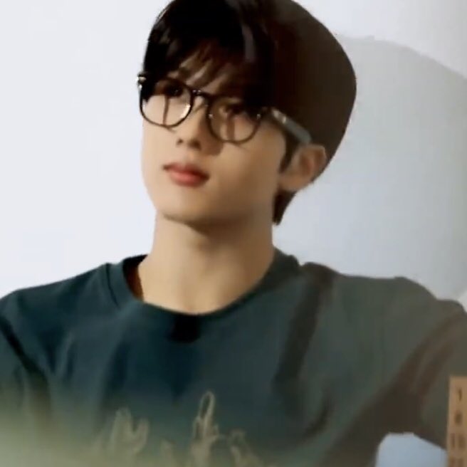 jjjspnm's tweet photo. จีซองจะใส่แว่นแบบไหนกะหล่อไปหมด https://t.co/r7E1cuMhkf