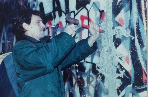 AUniversale's tweet photo. David Sassoli, Berlino, 1989. https://t.co/B1b8KcXw7V